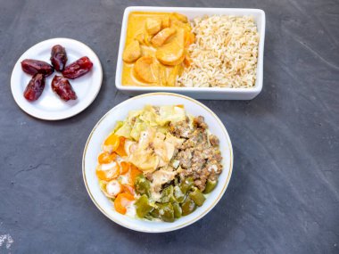 Körili tavuk servis edilmeye hazır.