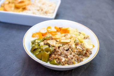 Yeni Arap yemek tarifi servis edilmeye hazır