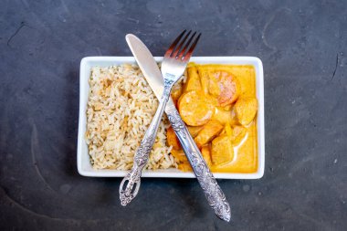 Körili tavuk servis edilmeye hazır.