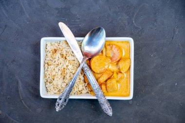 Körili tavuk servis edilmeye hazır.