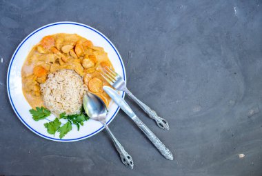 Körili tavuk servis edilmeye hazır.