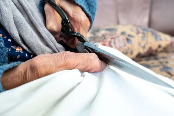 Muslim Woman Cutting Piece Cloth Scissor — Stock Photo, Image
