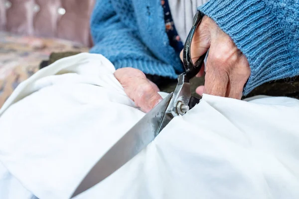 Muslim Woman Cutting Piece Cloth Scissor — Stock Photo, Image