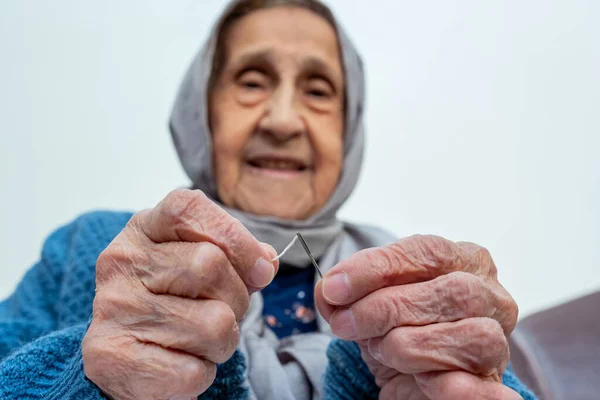 Mulher Idosa Muçulmana Árabe Inserindo Fio Agulha — Fotografia de Stock