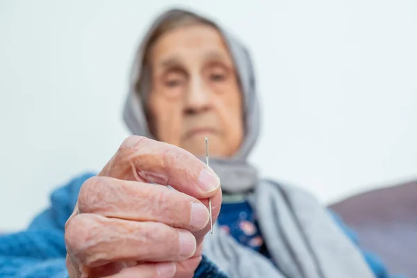 Mulher Idosa Muçulmana Árabe Inserindo Fio Agulha — Fotografia de Stock