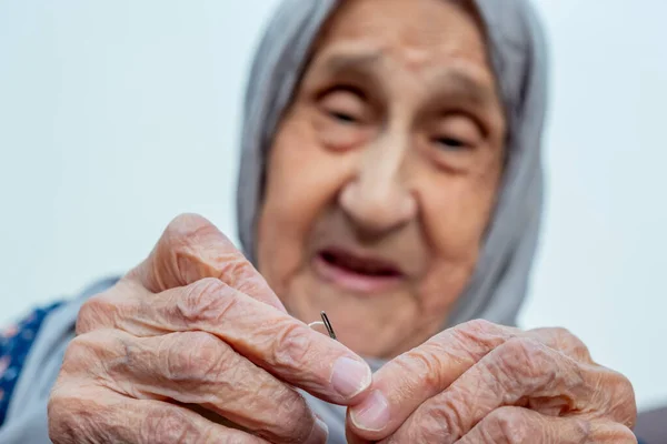 Mulher Idosa Muçulmana Árabe Inserindo Fio Agulha — Fotografia de Stock