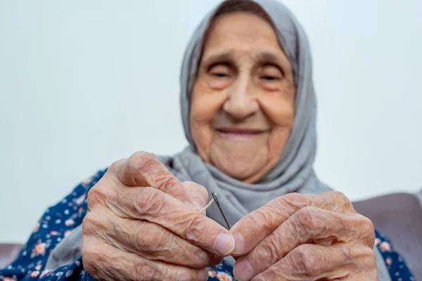 Arap Müslüman Kadın Iğneye Iplik Sokuyor — Stok fotoğraf