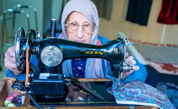 Árabe Muçulmano Mulher Velha Usando Máquina Costura Velha — Fotografia de Stock