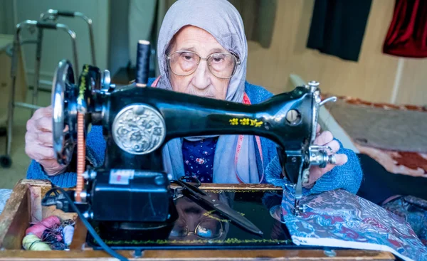 Árabe Muçulmano Mulher Velha Usando Máquina Costura Velha — Fotografia de Stock