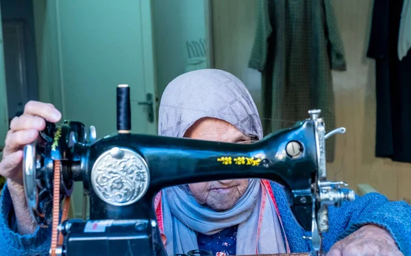 Árabe Muçulmano Mulher Velha Usando Máquina Costura Velha — Fotografia de Stock