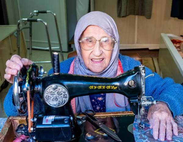 Árabe Muçulmano Mulher Velha Usando Máquina Costura Velha — Fotografia de Stock