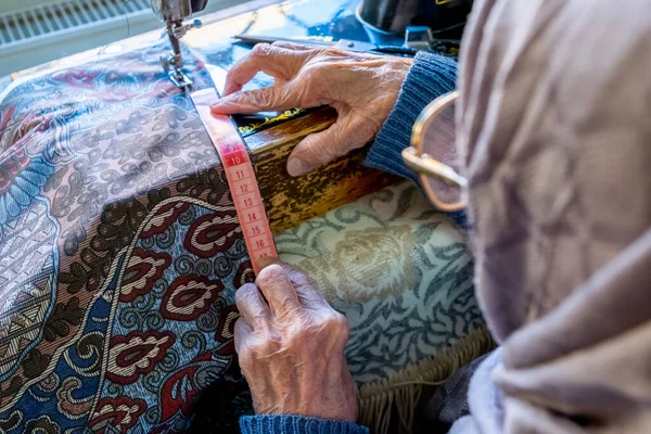 Arabic Muslim Woman Sewing Measuring Lengths Her Tape — Stock Photo, Image