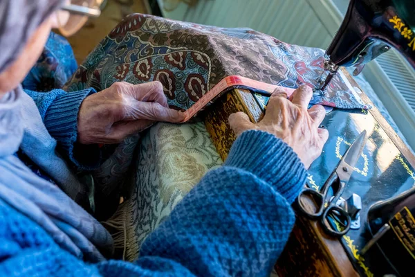 Arabic Muslim Woman Sewing Measuring Lengths Her Tape — Stock Photo, Image