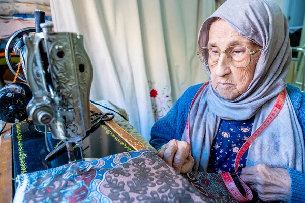 Mulher Muçulmana Árabe Costurar Medir Comprimentos Com Sua Fita — Fotografia de Stock