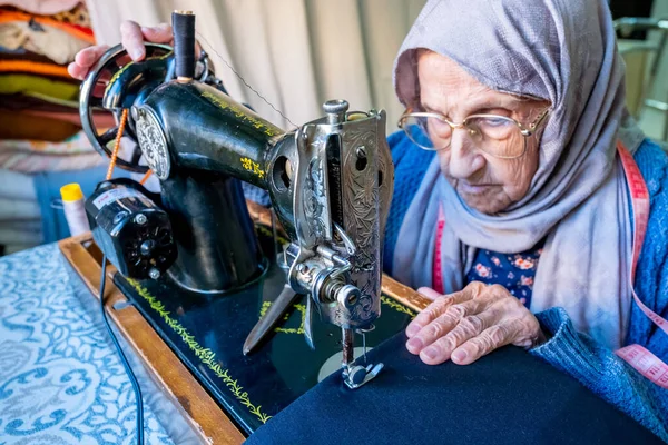 Árabe Musulmán Anciana Usando Viejo Máquina Coser —  Fotos de Stock