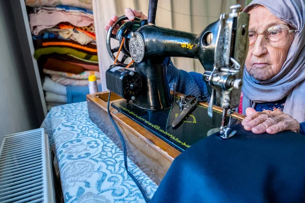 Árabe Musulmán Anciana Usando Viejo Máquina Coser —  Fotos de Stock