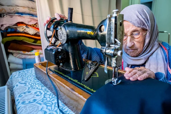 Árabe Musulmán Anciana Usando Viejo Máquina Coser —  Fotos de Stock