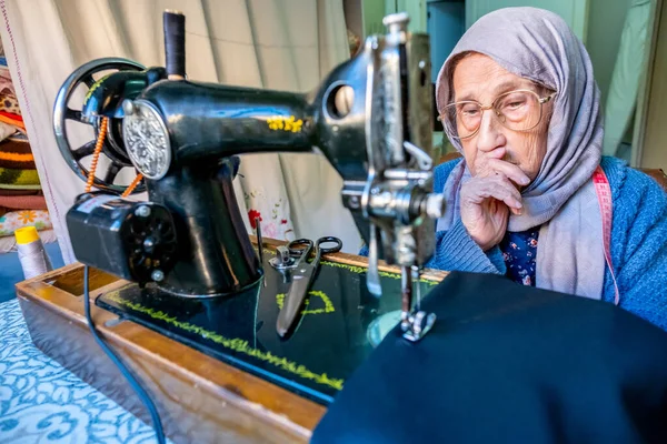 古いミシンを使用してアラビア語のイスラム教徒の老婦人 — ストック写真