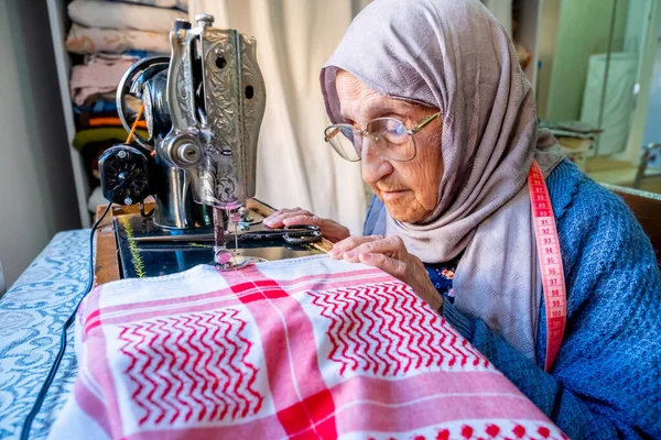 Arabic Muslim Old Woman Using Old Sewing Machine — Stock Photo, Image