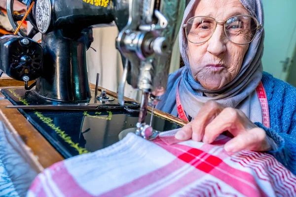 Árabe Muçulmano Mulher Velha Usando Máquina Costura Velha — Fotografia de Stock