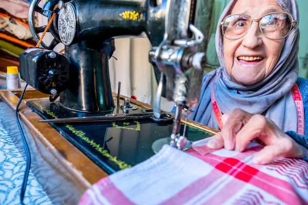 Árabe Musulmán Anciana Usando Viejo Máquina Coser —  Fotos de Stock