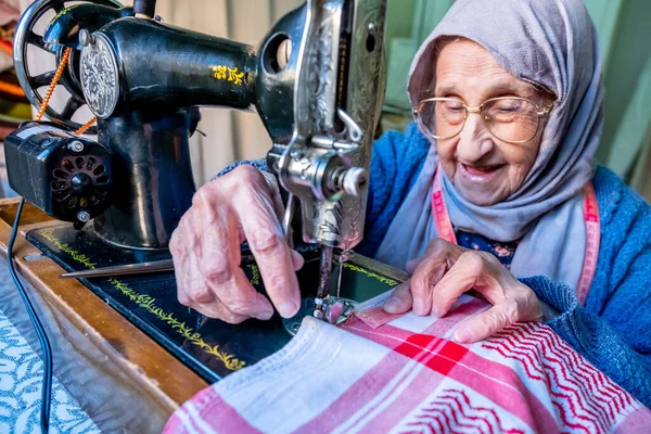 Árabe Musulmán Anciana Usando Viejo Máquina Coser —  Fotos de Stock