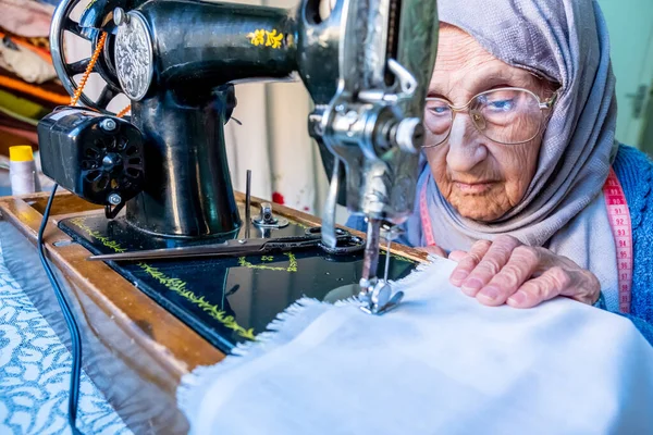 Árabe Muçulmano Mulher Velha Usando Máquina Costura Velha — Fotografia de Stock