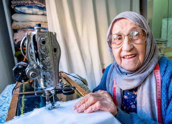 阿拉伯穆斯林老妇人使用旧缝纫机 — 图库照片