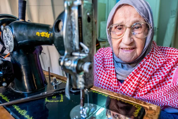 Árabe Muçulmano Mulher Velha Usando Máquina Costura Velha — Fotografia de Stock