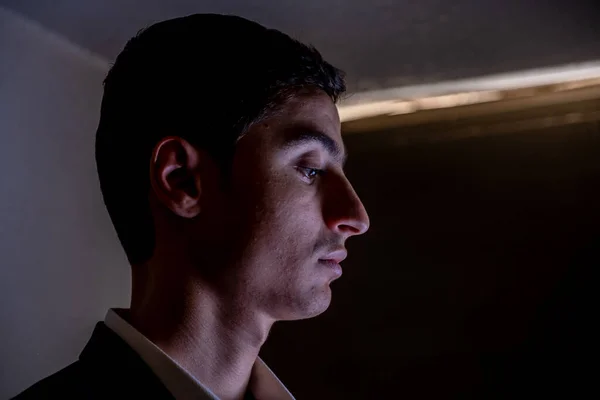 アラビア語男暗い部屋で光と彼の顔と素敵な影 — ストック写真
