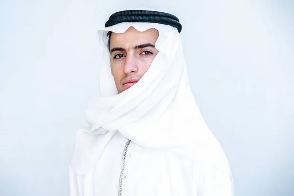 Arabski Młodzieniec Maskujący Twarz Kapeluszem — Zdjęcie stockowe