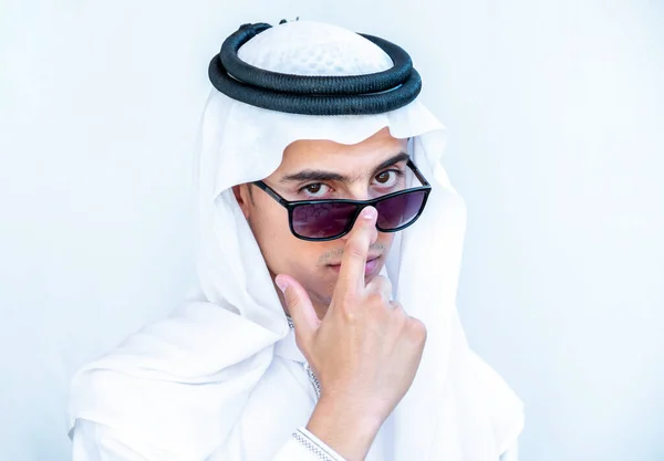 Arabski Młodzieniec Okularach Przeciwsłonecznych Podglądający — Zdjęcie stockowe
