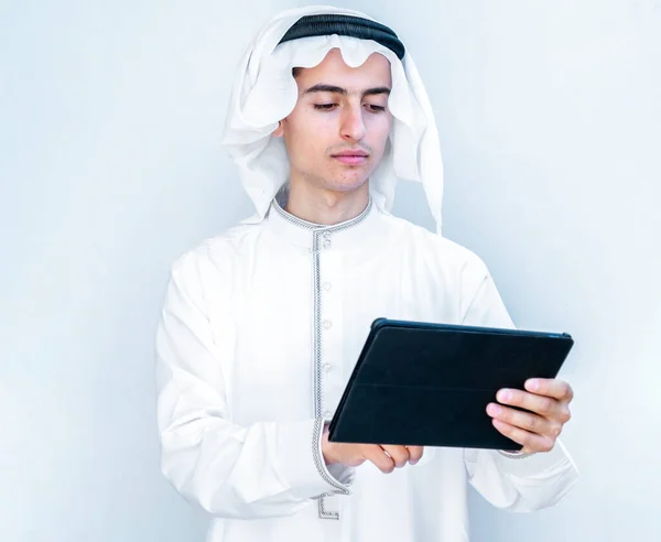 Arabský Mladý Muž Nakupující Svém Tabletu — Stock fotografie