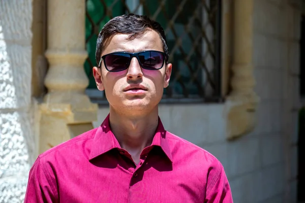 英俊的阿拉伯男人戴着太阳镜 — 图库照片
