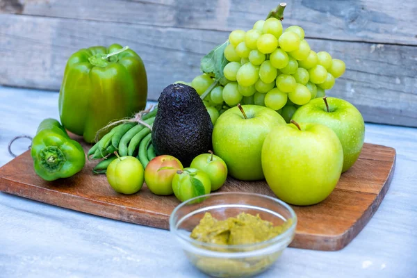 Zielone Warzywa Owoce Desce Krojenia — Zdjęcie stockowe