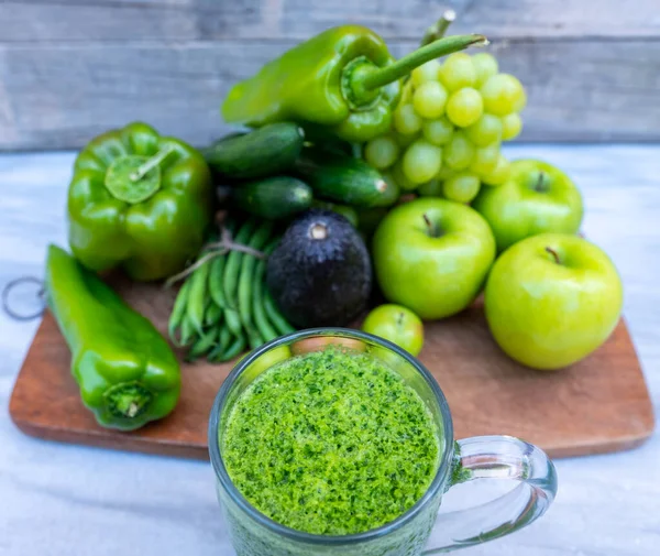 Olika Typer Grönsaker Och Frukter Med Hälsosam Smoothie — Stockfoto