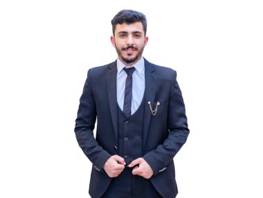 Kendine güveni yüksek bir smokin giyen neşeli genç adam bir sonraki için hazır.