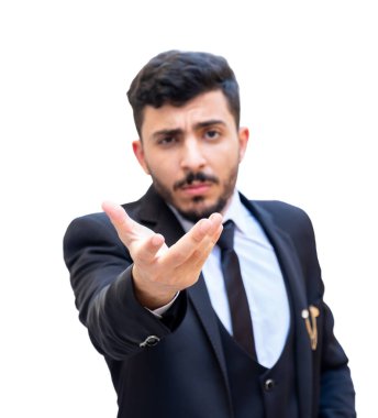 Takım elbiseli bir adam kendine çok güvenerek bazı sorular soruyor ve bunu neden, kim ve ne zaman yaptığına dair cevaplar istiyor.