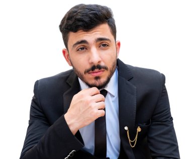 Kendine güveni yüksek bir smokin giyen neşeli genç adam bir sonraki için hazır.