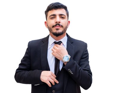 Kendine güveni yüksek bir smokin giyen neşeli genç adam bir sonraki için hazır.