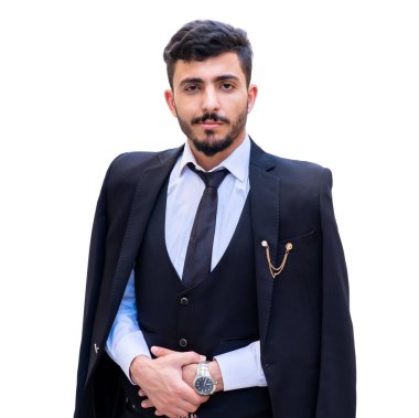 Zafer ve gurur, takım elbisesini omuzlarında taşıyan bir adamın gururu ve gururu. Gururundan diğerlerine kadar diğerlerini bekliyor.