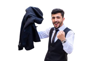 İzole bir arka planda neşeli ve heyecanlı bir işadamı, başarılarını kutlamak için ceketini tutuyor ve zaferini göstermek için yumruğunu kaldırıyor.