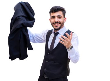 İzole bir arka planda neşeli ve heyecanlı bir işadamı, başarılarını kutlamak için ceketini tutuyor ve zaferini göstermek için yumruğunu kaldırıyor.