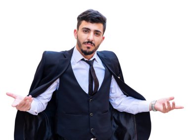 Zafer ve gurur, takım elbisesini omuzlarında taşıyan bir adamın gururu ve gururu. Gururundan diğerlerine kadar diğerlerini bekliyor.