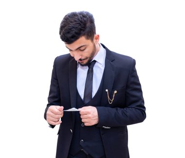 Arap iş adamı faturayı kontrol ediyor ve şok geçiriyor.