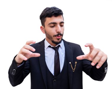 Arap bir adam bir iş, mühendis ve mimar için boyutları tanımlıyor ve tanımlama yolunda anlaşılabilir olmaya çalışıyor