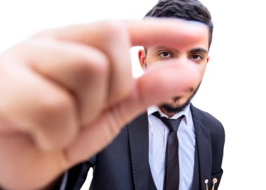 Arap bir adam bir iş, mühendis ve mimar için boyutları tanımlıyor ve tanımlama yolunda anlaşılabilir olmaya çalışıyor