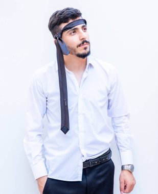 İzole bir geçmişe sahip üzgün bir Orta Doğulu işadamı.