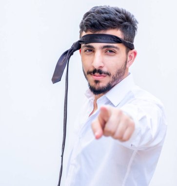 İzole bir geçmişe sahip üzgün bir Orta Doğulu işadamı.