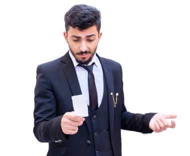 Arap iş adamı faturayı kontrol ediyor ve şok geçiriyor.